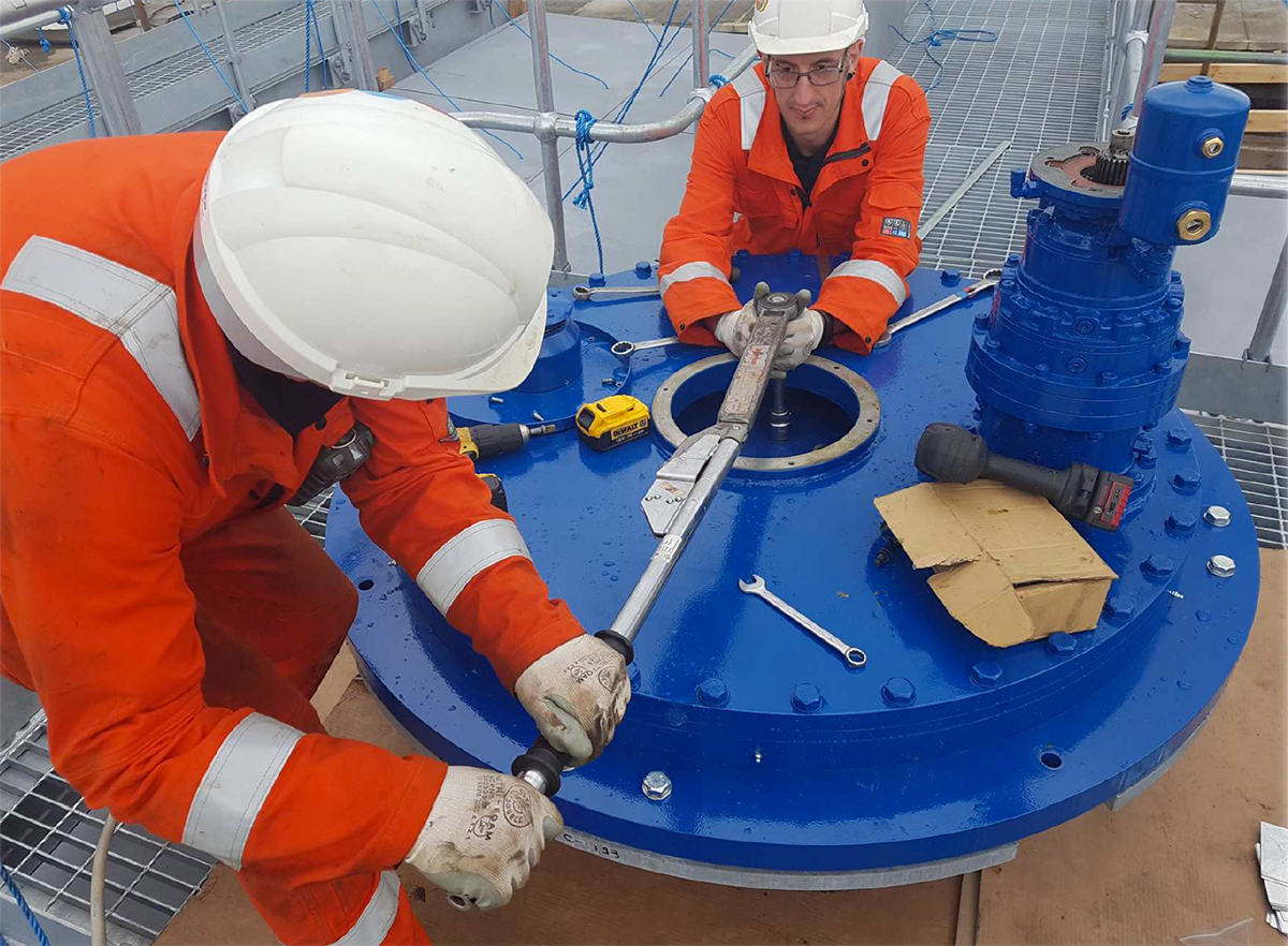 image-3-fitting-new-brevini-drive-assemblies-to-rake-arm-column